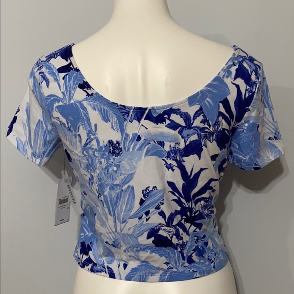 NWT! GUESS Floral Blue and White Tie-hem Top - Picture 5 of 7